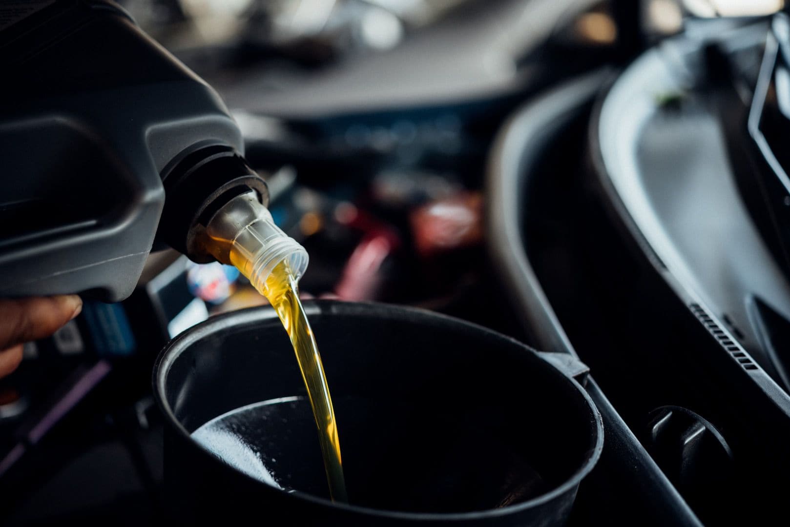 AdobeStock_310420366 300V 4T 15W50 Bike Engine Oil